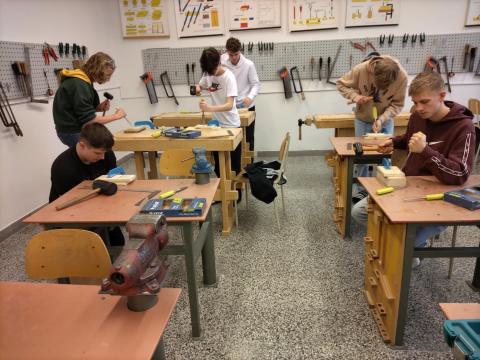 Práce s dřevem – dlabání, 9. roč.