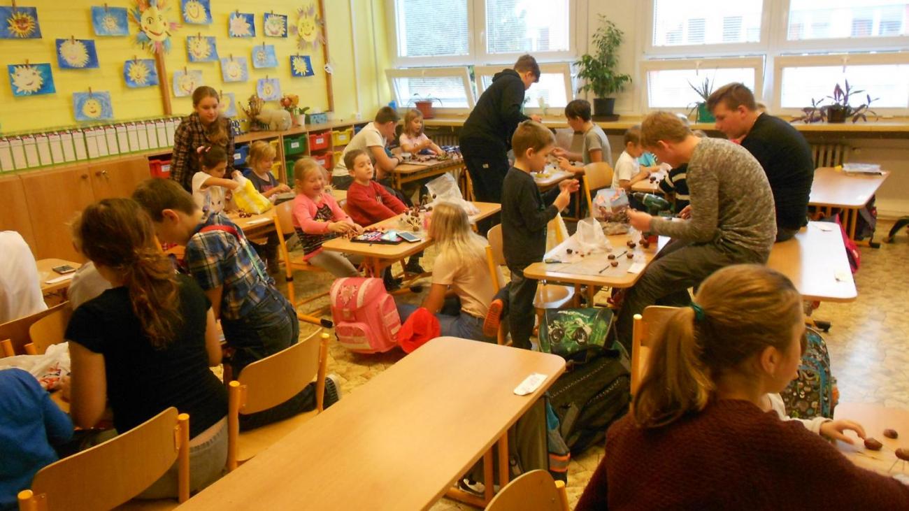 Práce s přírodními materiály aneb spolupráce 1. a 9. ročníku