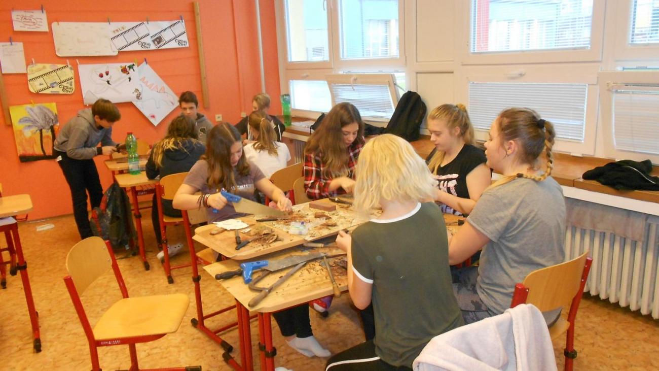 Vyřezávání z borové kůry (8. AB)