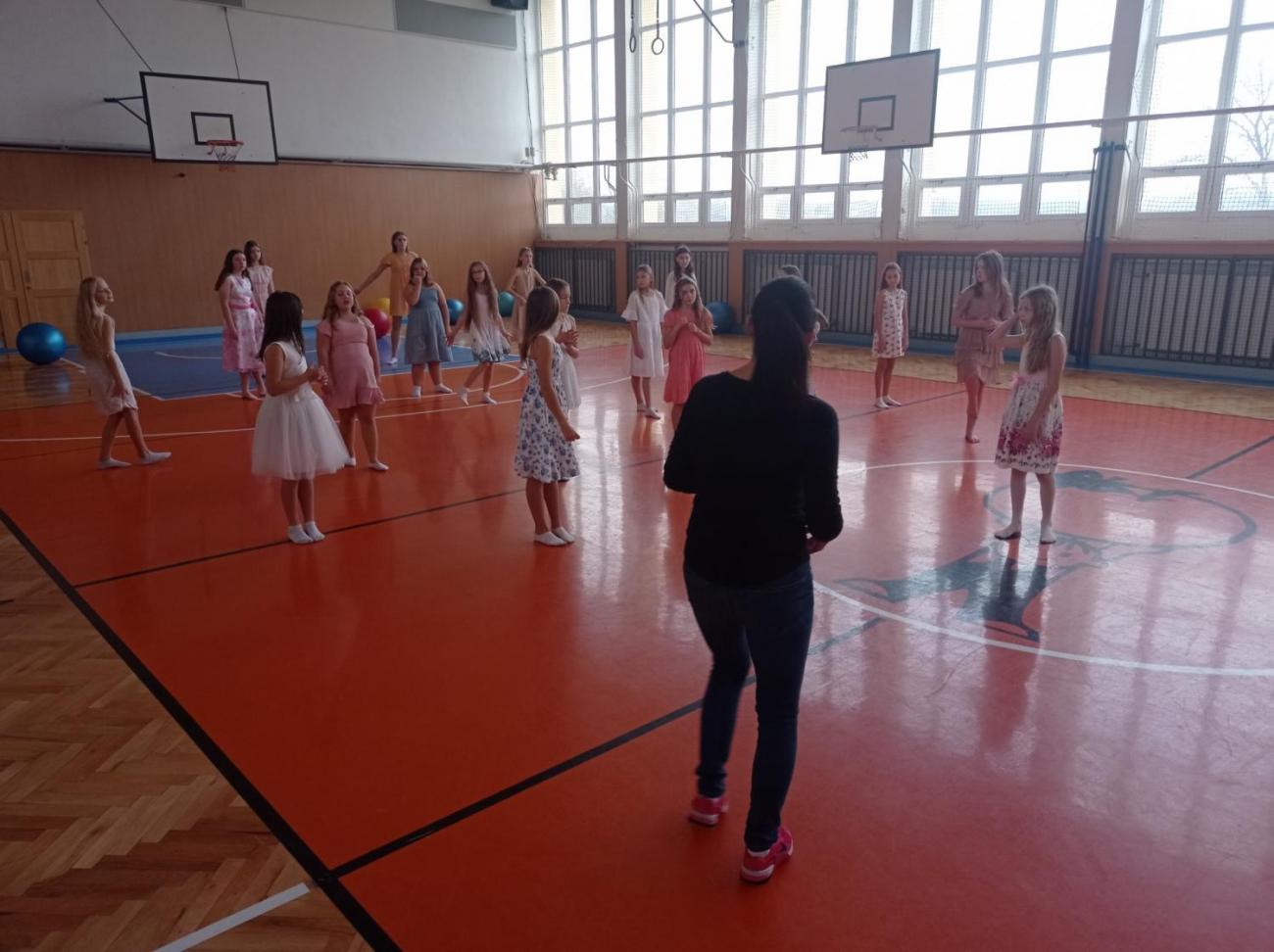 Tančí celá škola