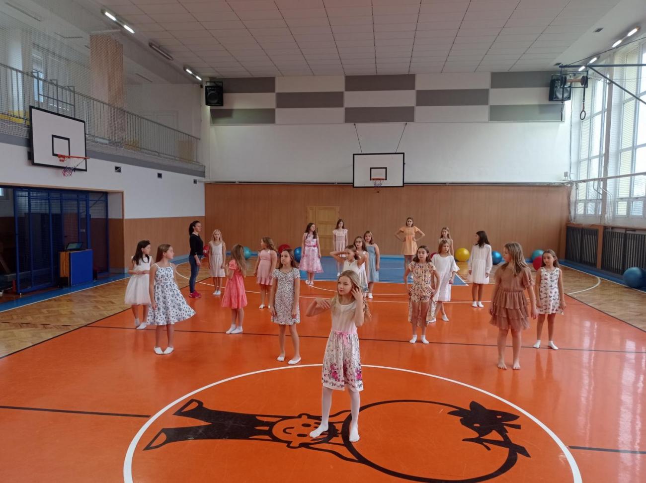 Tančí celá škola