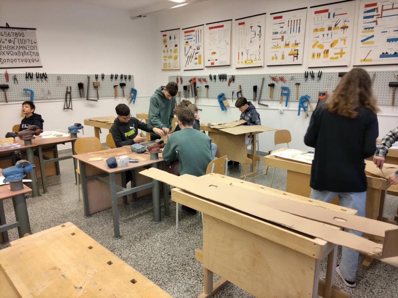 Chaloupka z kartonu -  vánoční aktivita v dílně