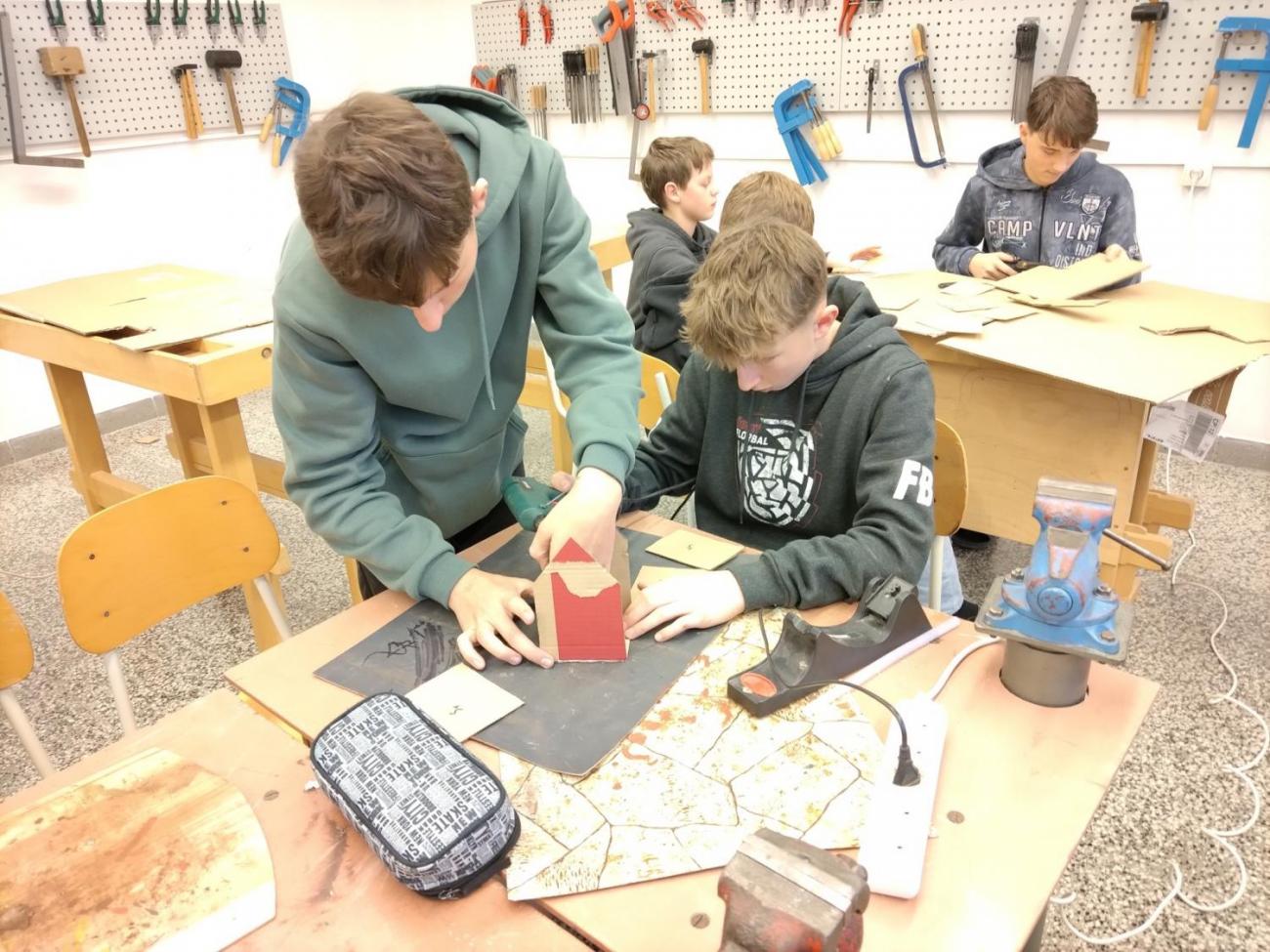 Chaloupka z kartonu -  vánoční aktivita v dílně