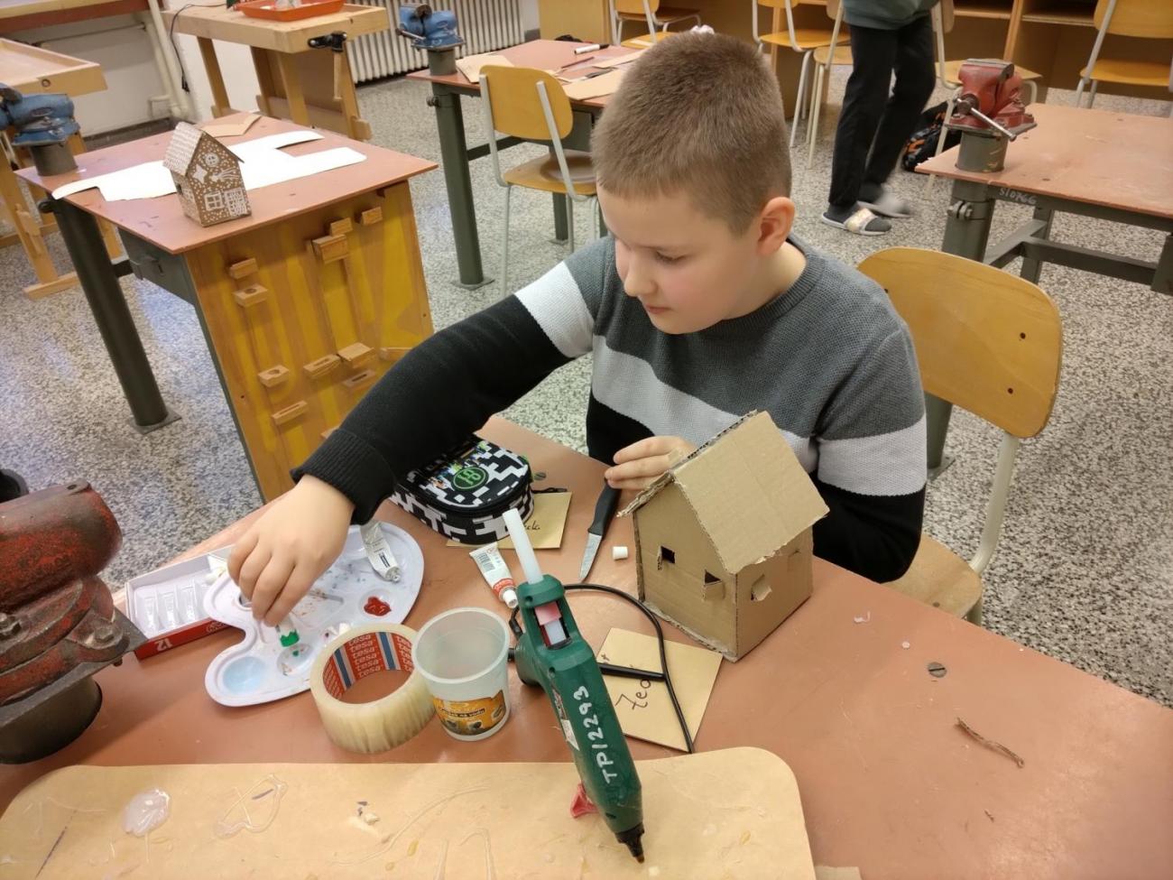 Chaloupka z kartonu -  vánoční aktivita v dílně