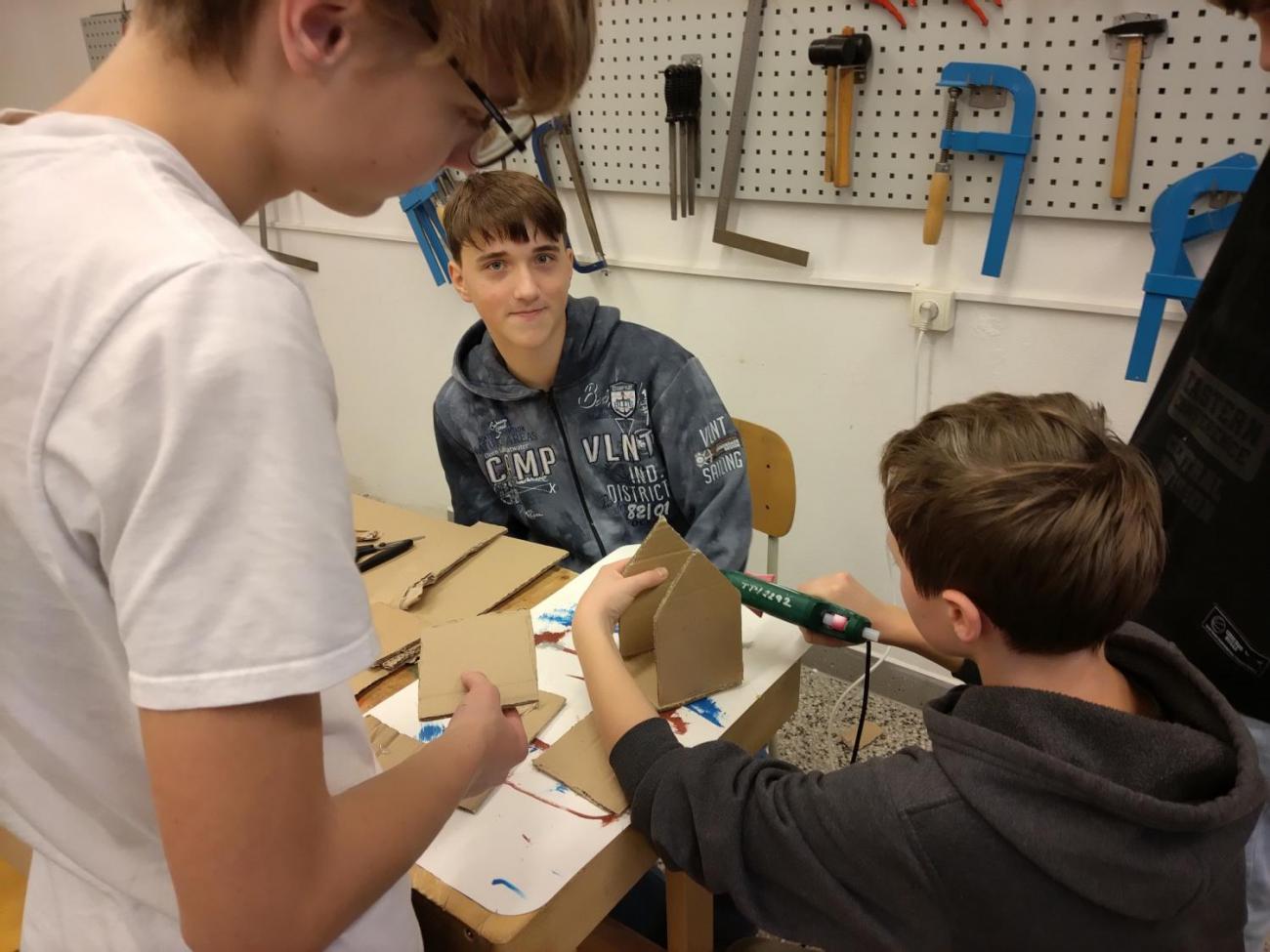 Chaloupka z kartonu -  vánoční aktivita v dílně