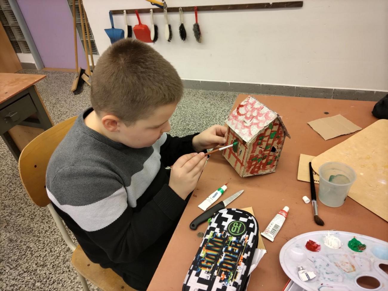 Chaloupka z kartonu -  vánoční aktivita v dílně