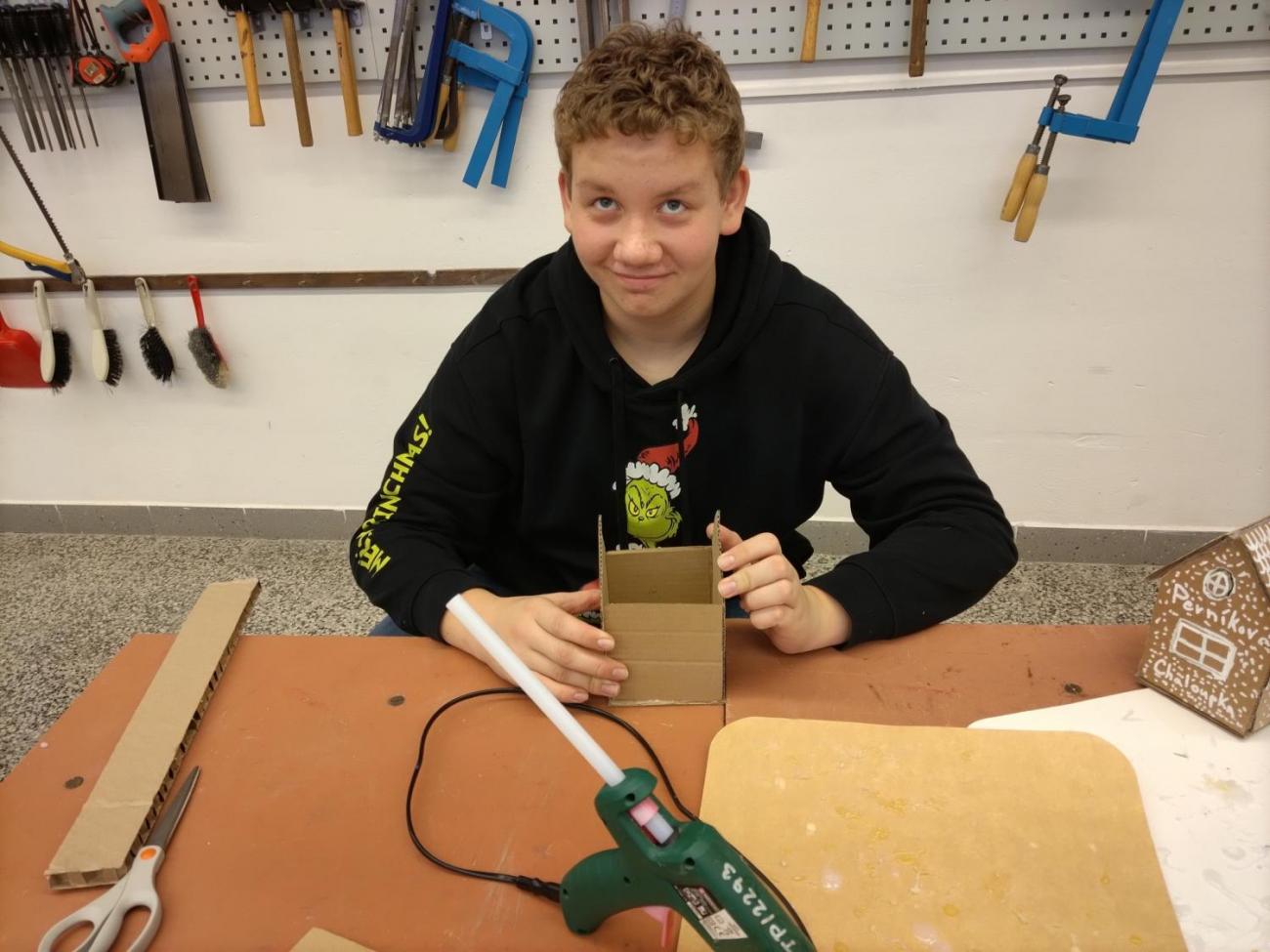 Chaloupka z kartonu -  vánoční aktivita v dílně