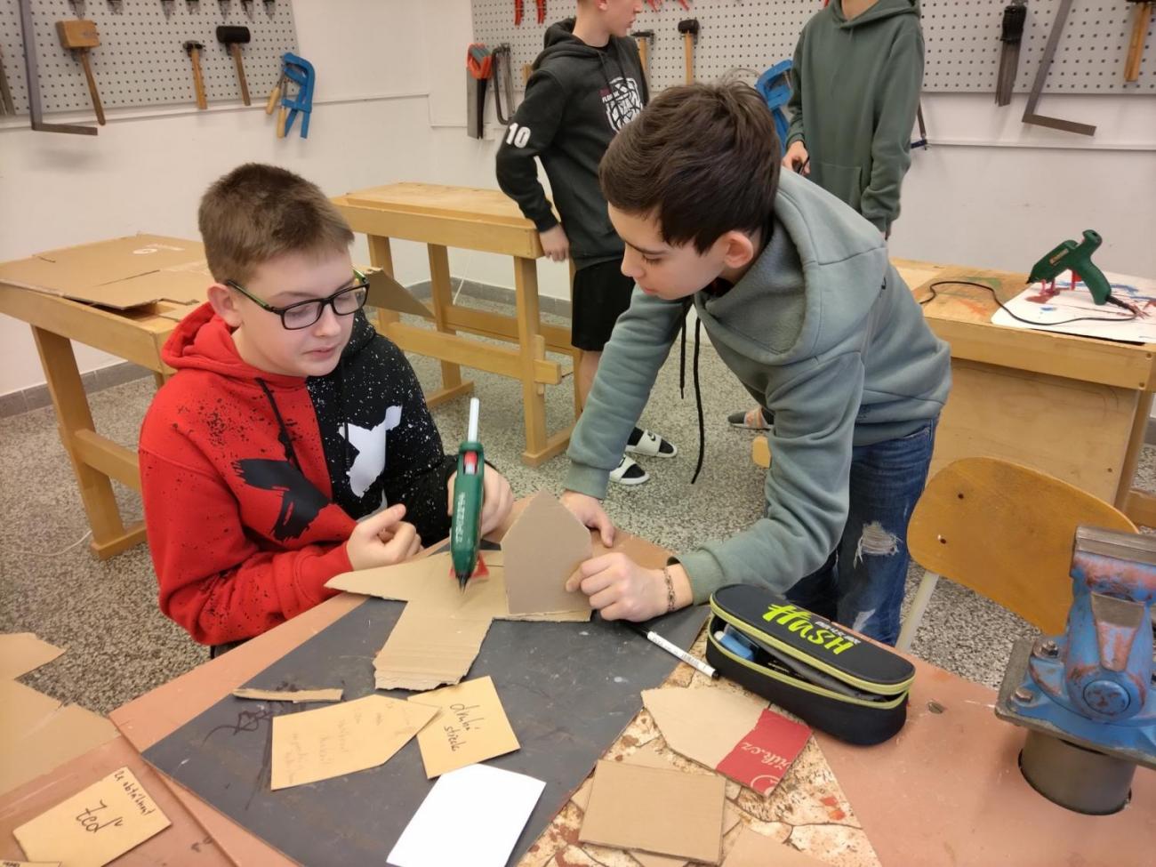 Chaloupka z kartonu -  vánoční aktivita v dílně