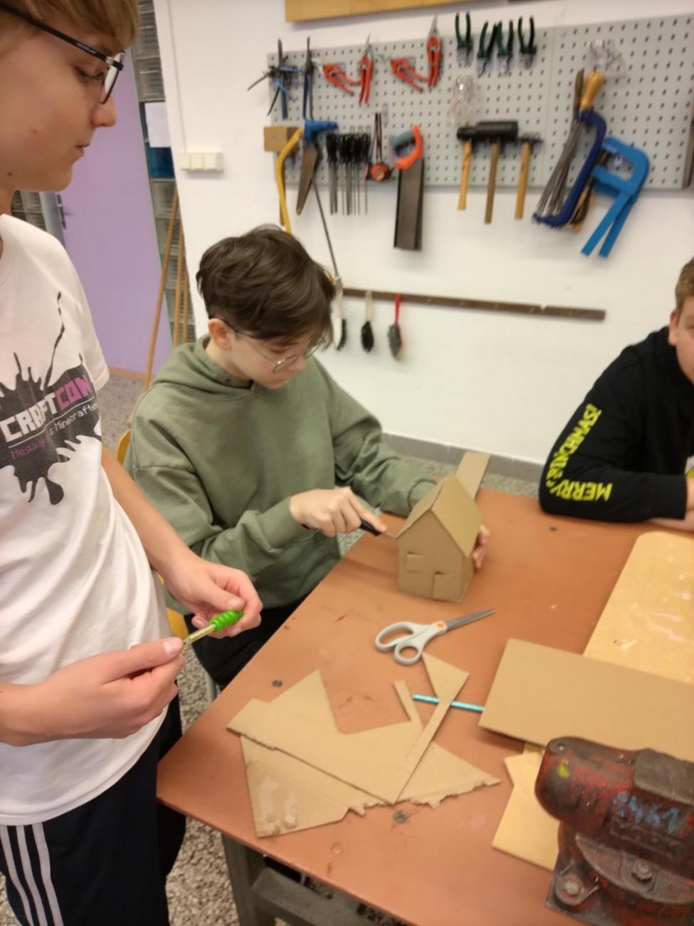 Chaloupka z kartonu -  vánoční aktivita v dílně