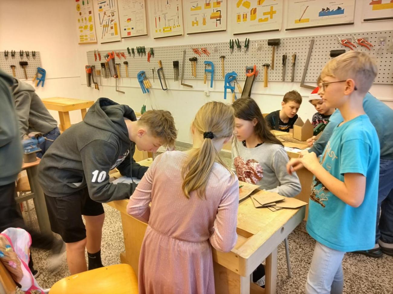 Chaloupka z kartonu -  vánoční aktivita v dílně