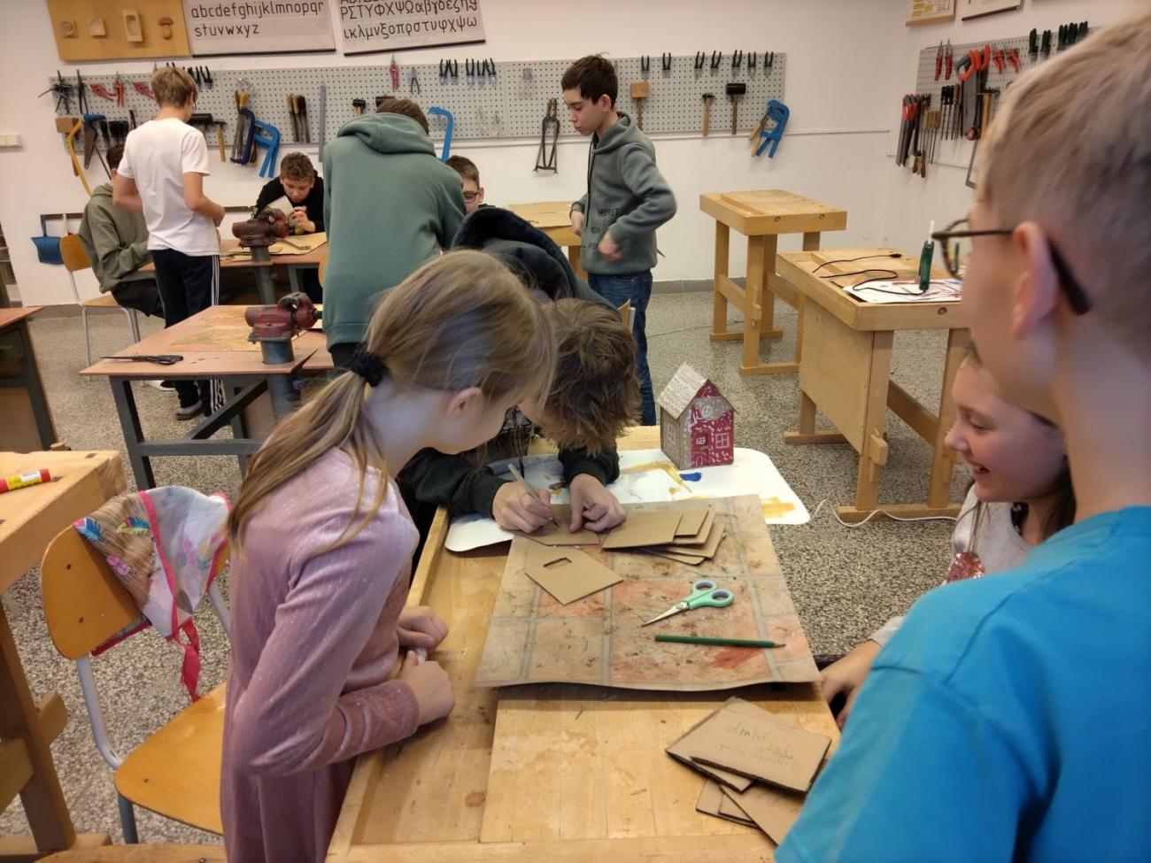 Chaloupka z kartonu -  vánoční aktivita v dílně