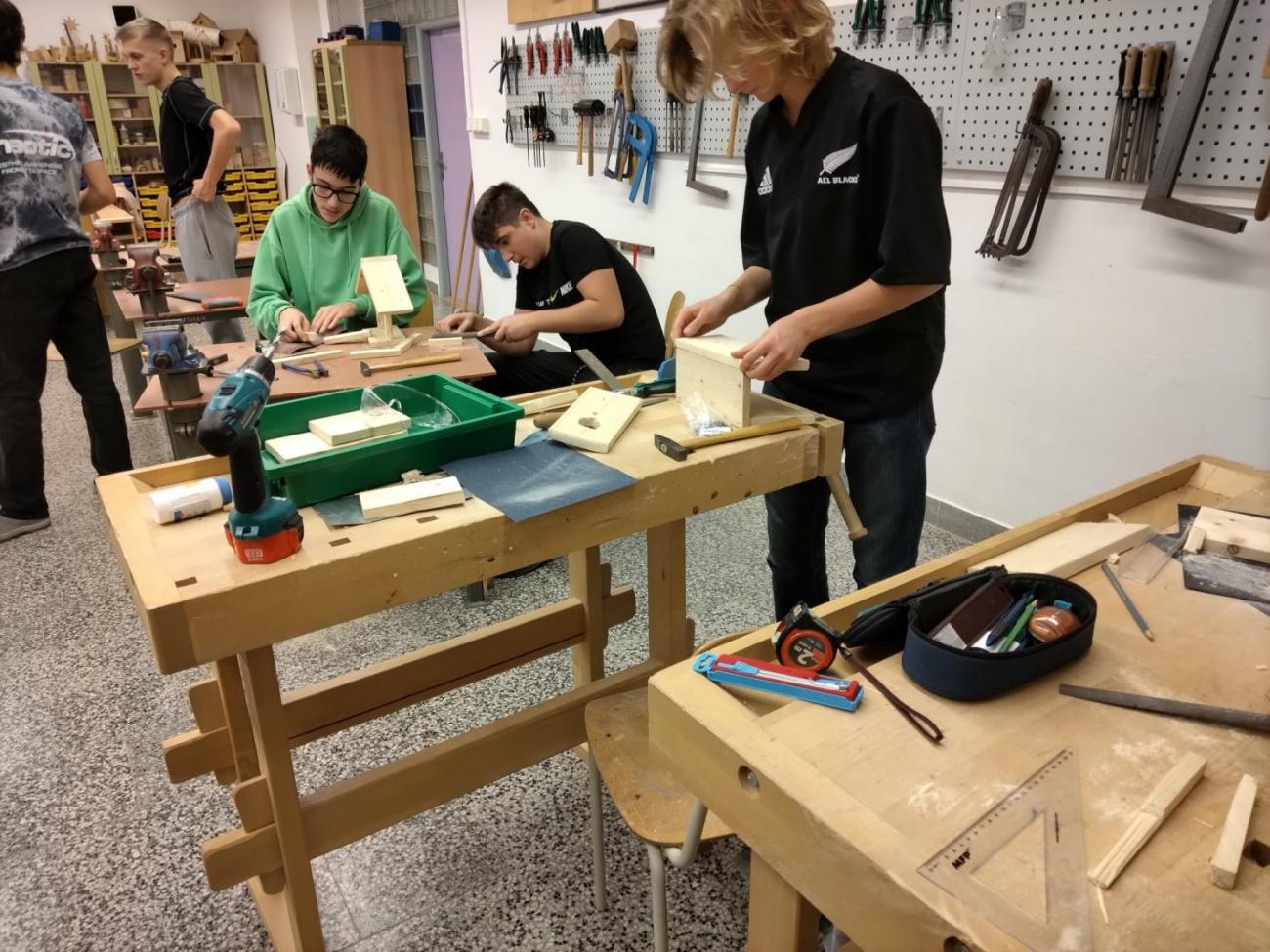 Vyrábíme krmítka i ptačí budky