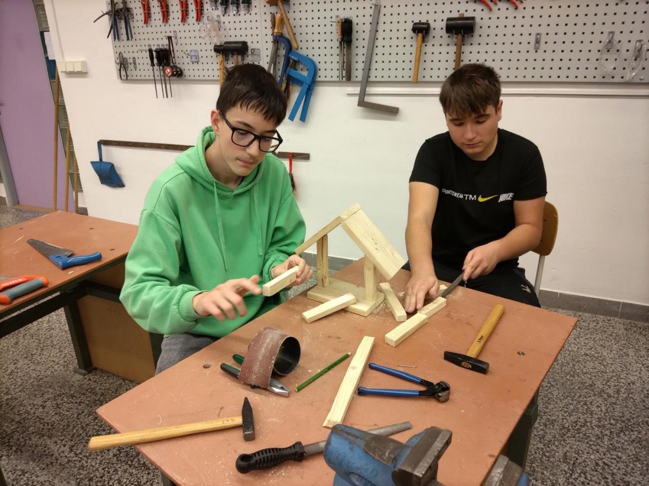 Vyrábíme krmítka i ptačí budky