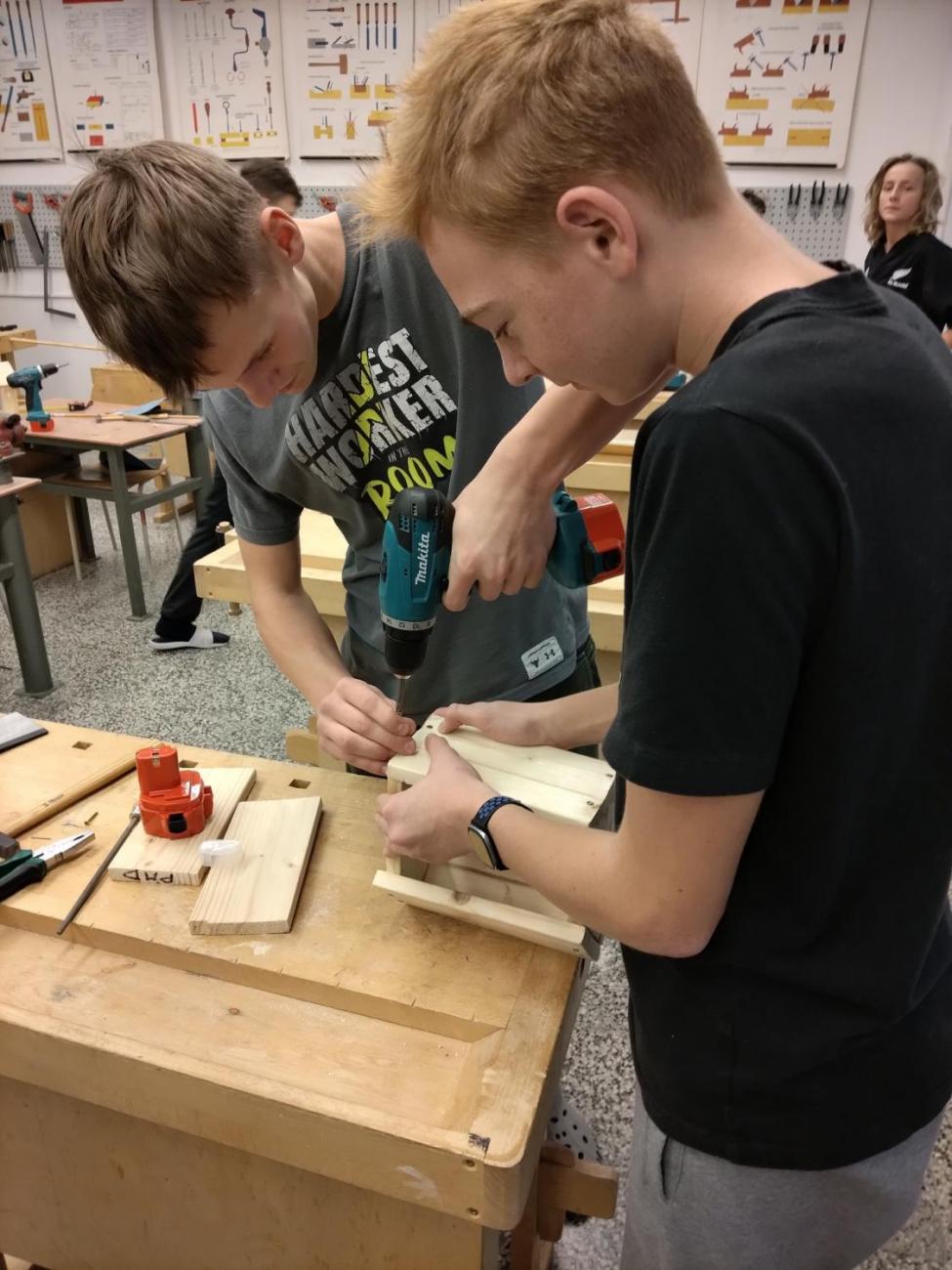 Vyrábíme krmítka i ptačí budky