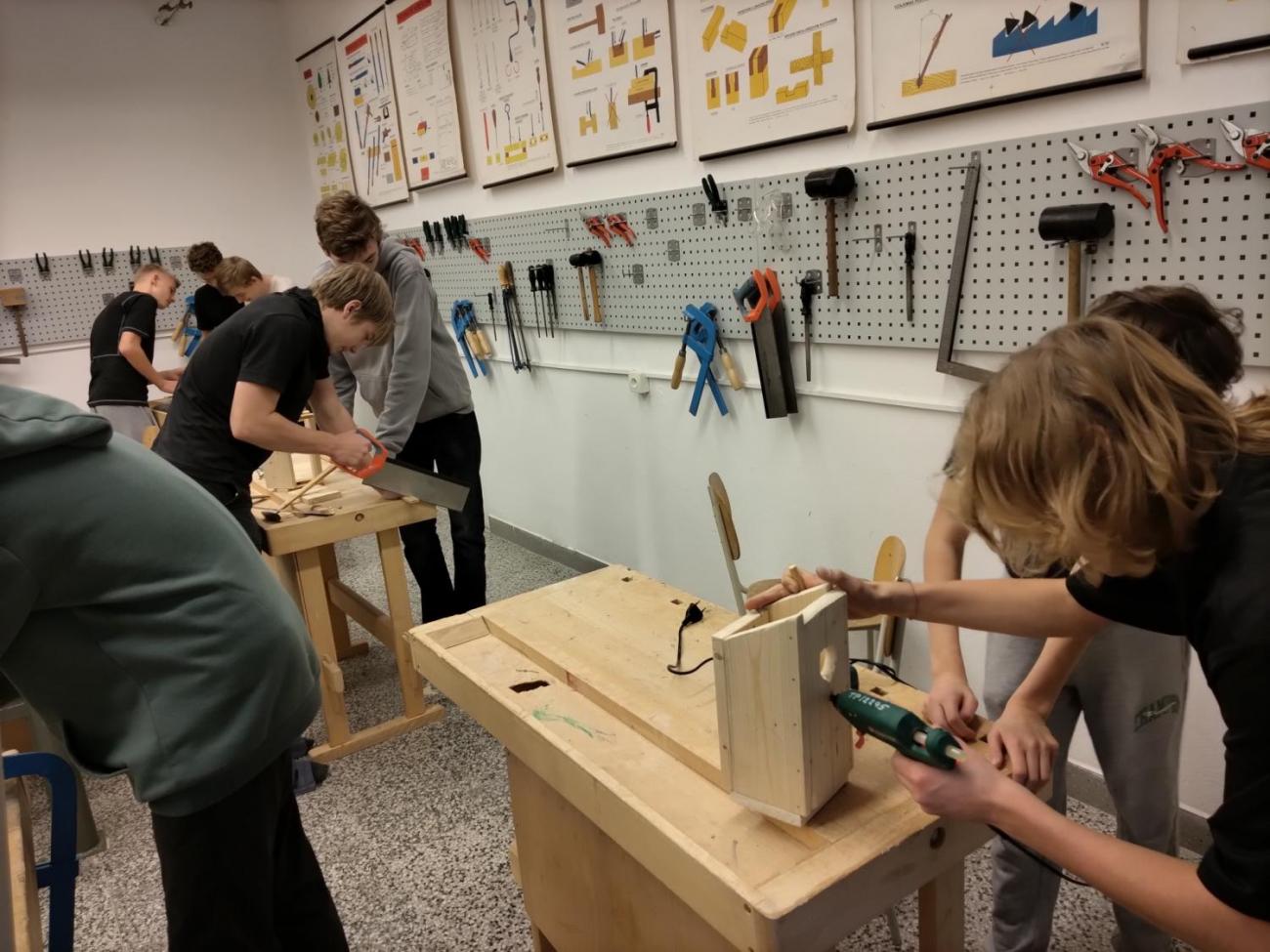 Vyrábíme krmítka i ptačí budky