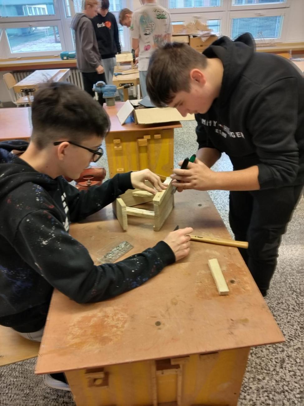 Vyrábíme krmítka i ptačí budky