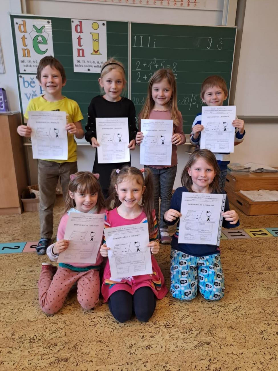 Pololetní vysvědčení prvňáčků - 1. A, B, C