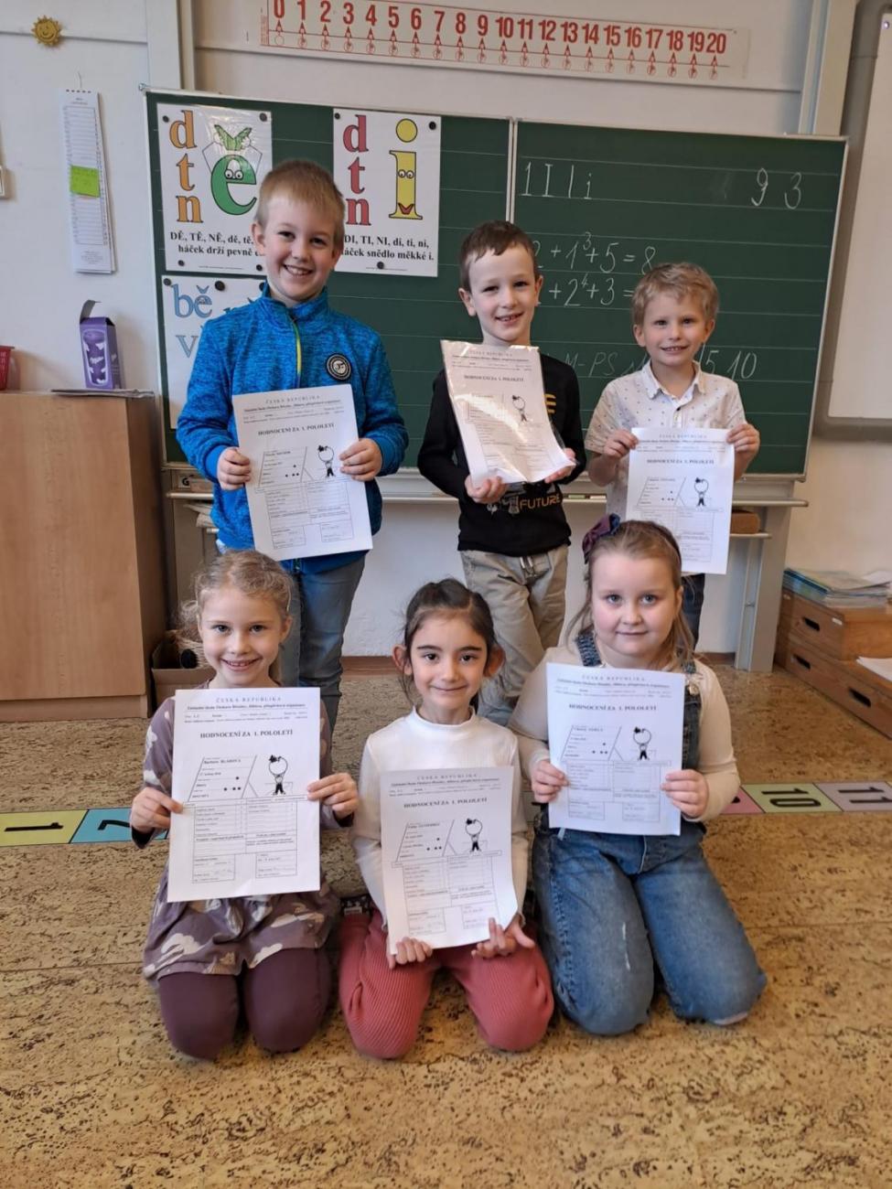 Pololetní vysvědčení prvňáčků - 1. A, B, C