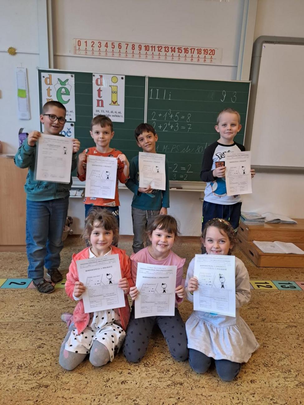 Pololetní vysvědčení prvňáčků - 1. A, B, C