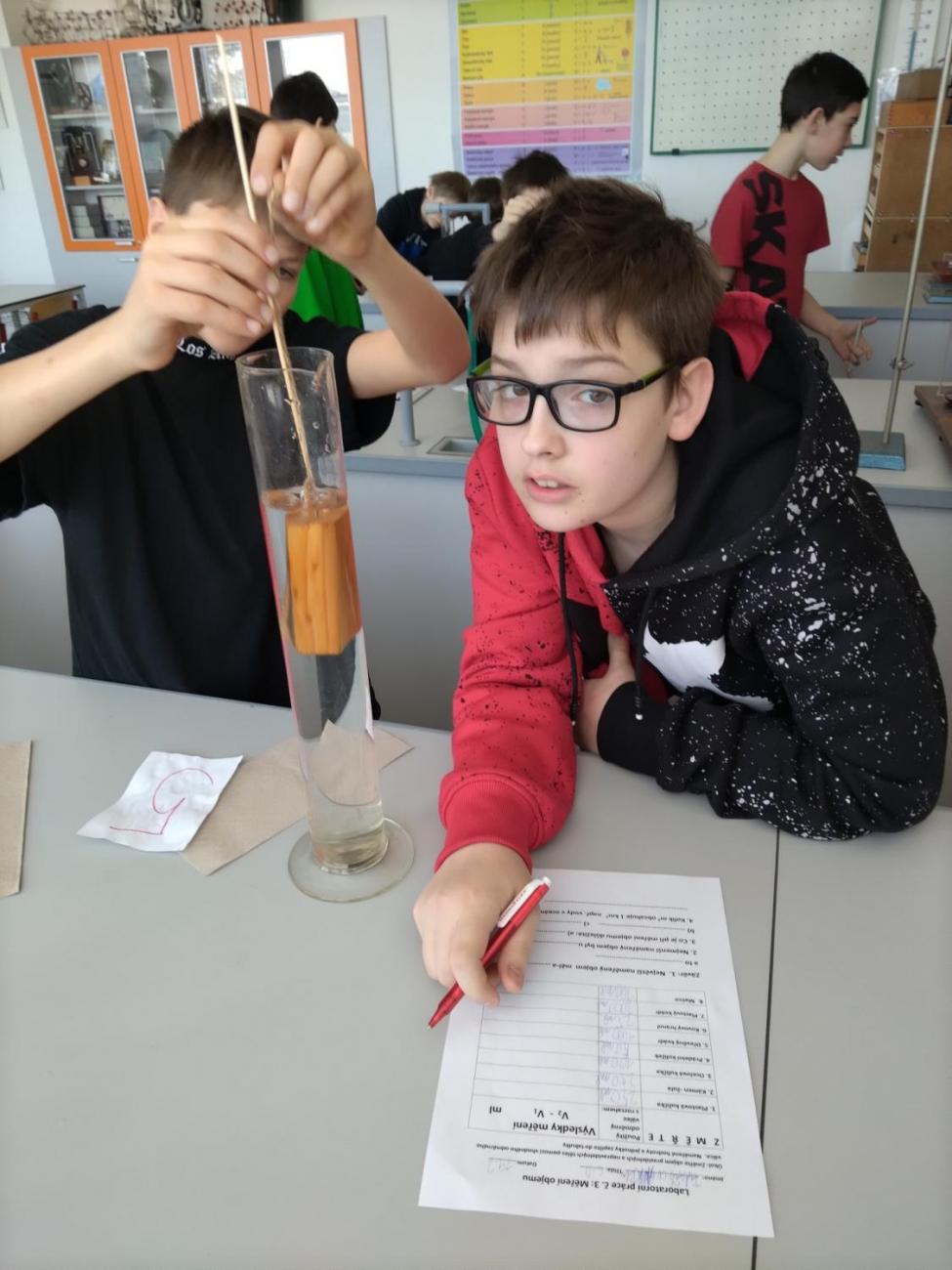 Fyzika 6. ročník - praktická měření objemu