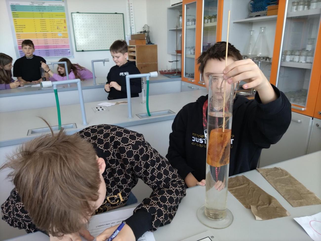 Fyzika 6. ročník - praktická měření objemu