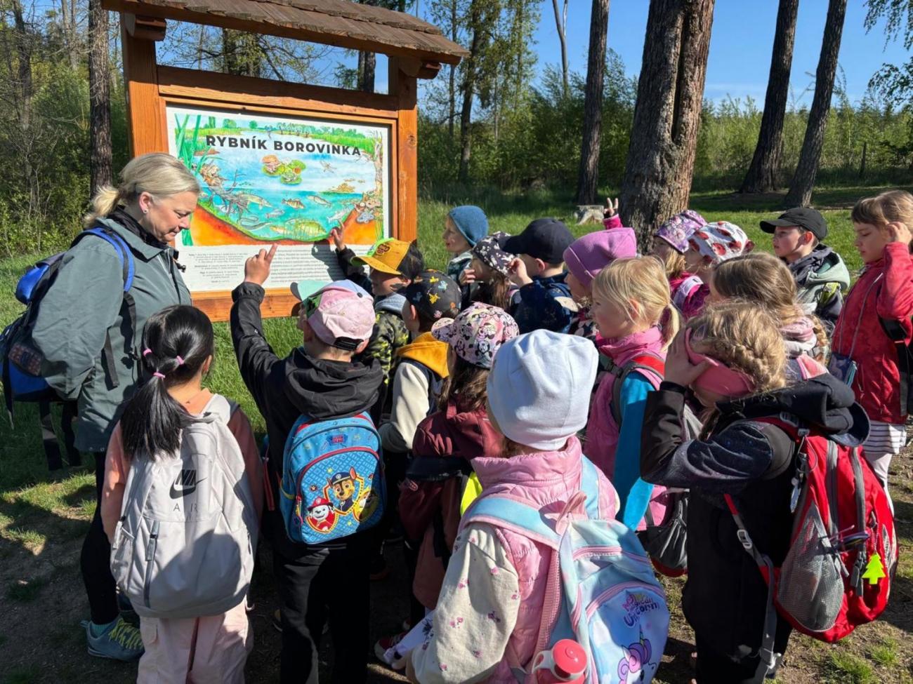 Jarní turistický den – výlet k rybníku Borovinka  1.B