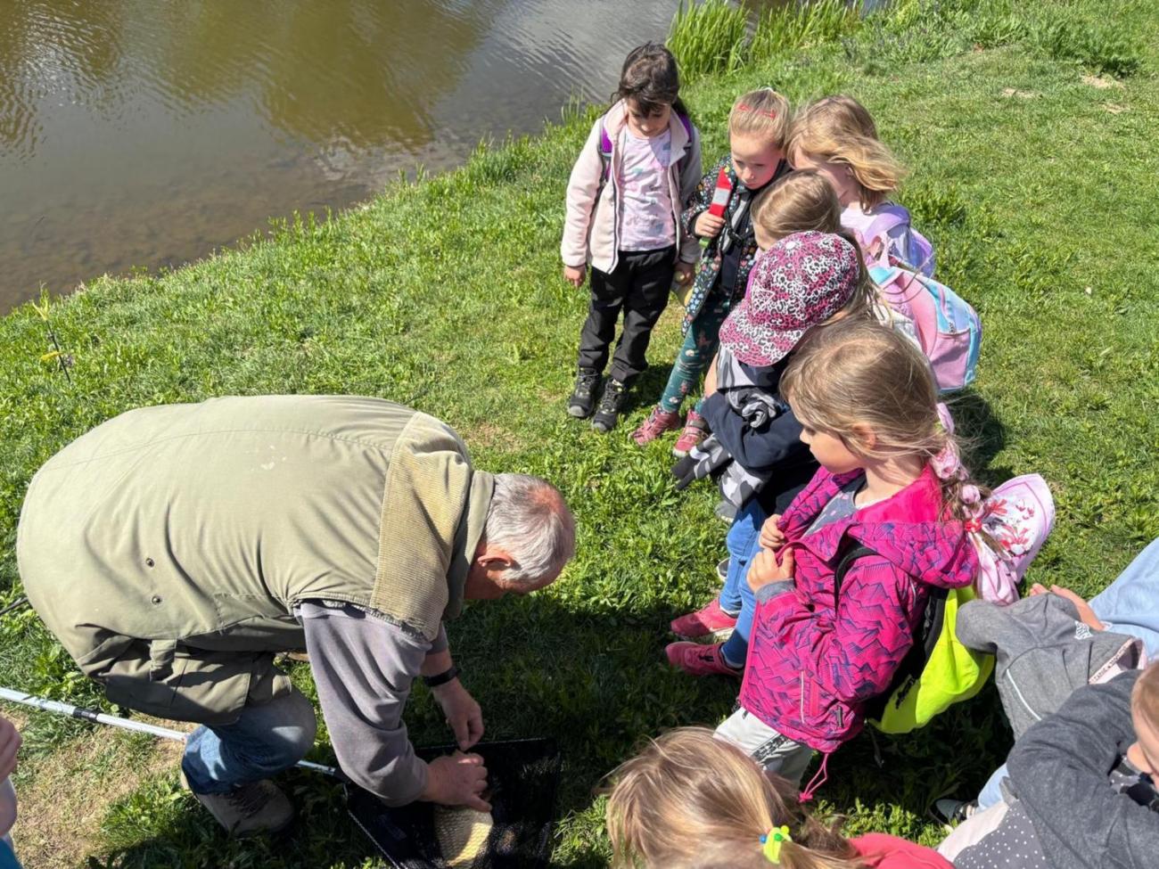 Jarní turistický den – výlet k rybníku Borovinka  1.B