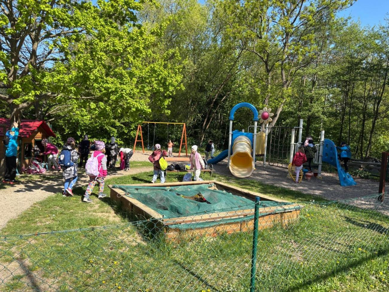 Jarní turistický den – výlet k rybníku Borovinka  1.B