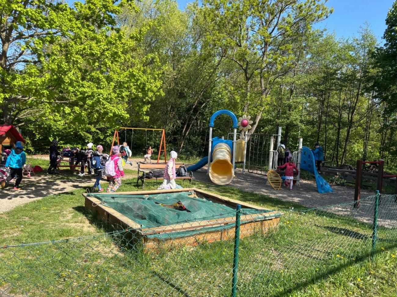 Jarní turistický den – výlet k rybníku Borovinka  1.B