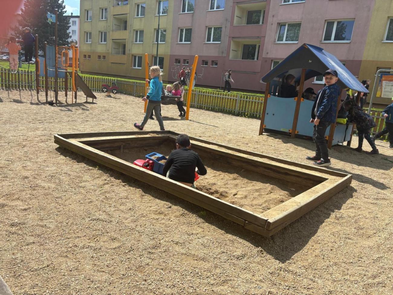 Jarní turistický den – výlet k rybníku Borovinka  1.B