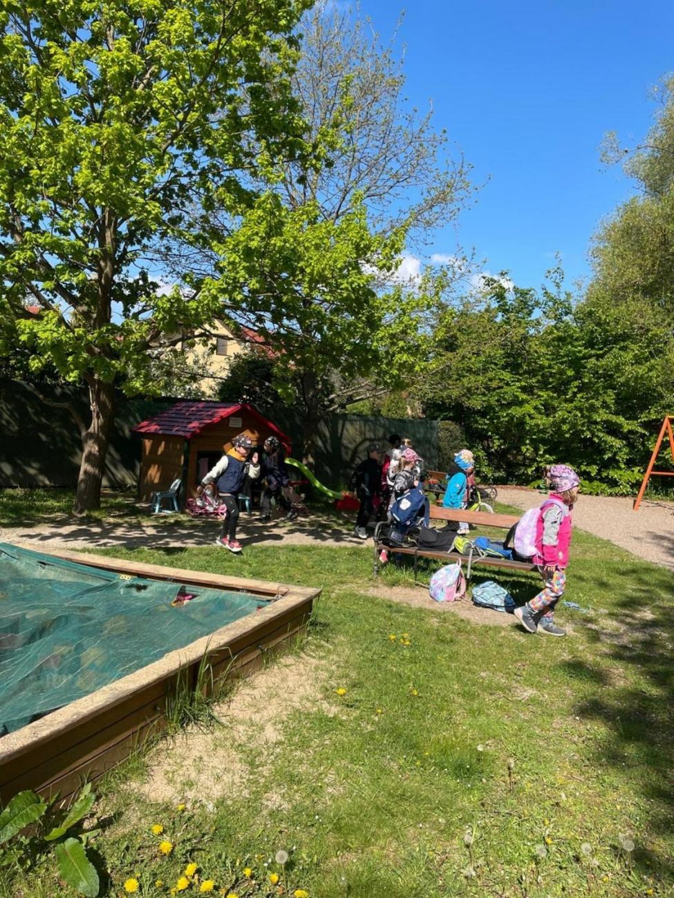 Jarní turistický den – výlet k rybníku Borovinka  1.B