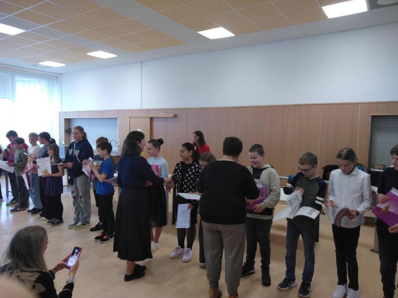 Slavnostní předávání certifikátů po složení jazykových zkoušek A1 Movers