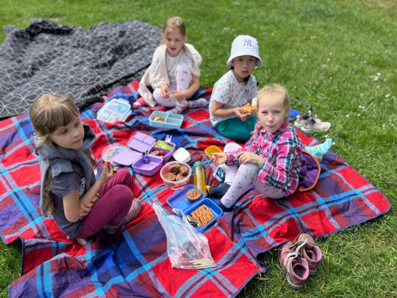 Třídní piknik na školní zahradě  1.B