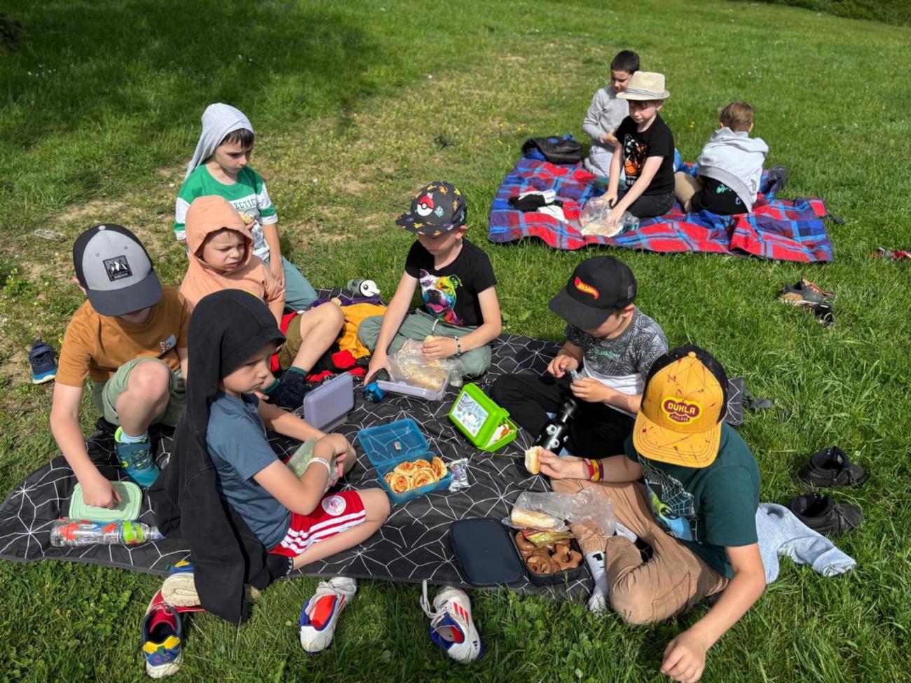 Třídní piknik na školní zahradě  1.B