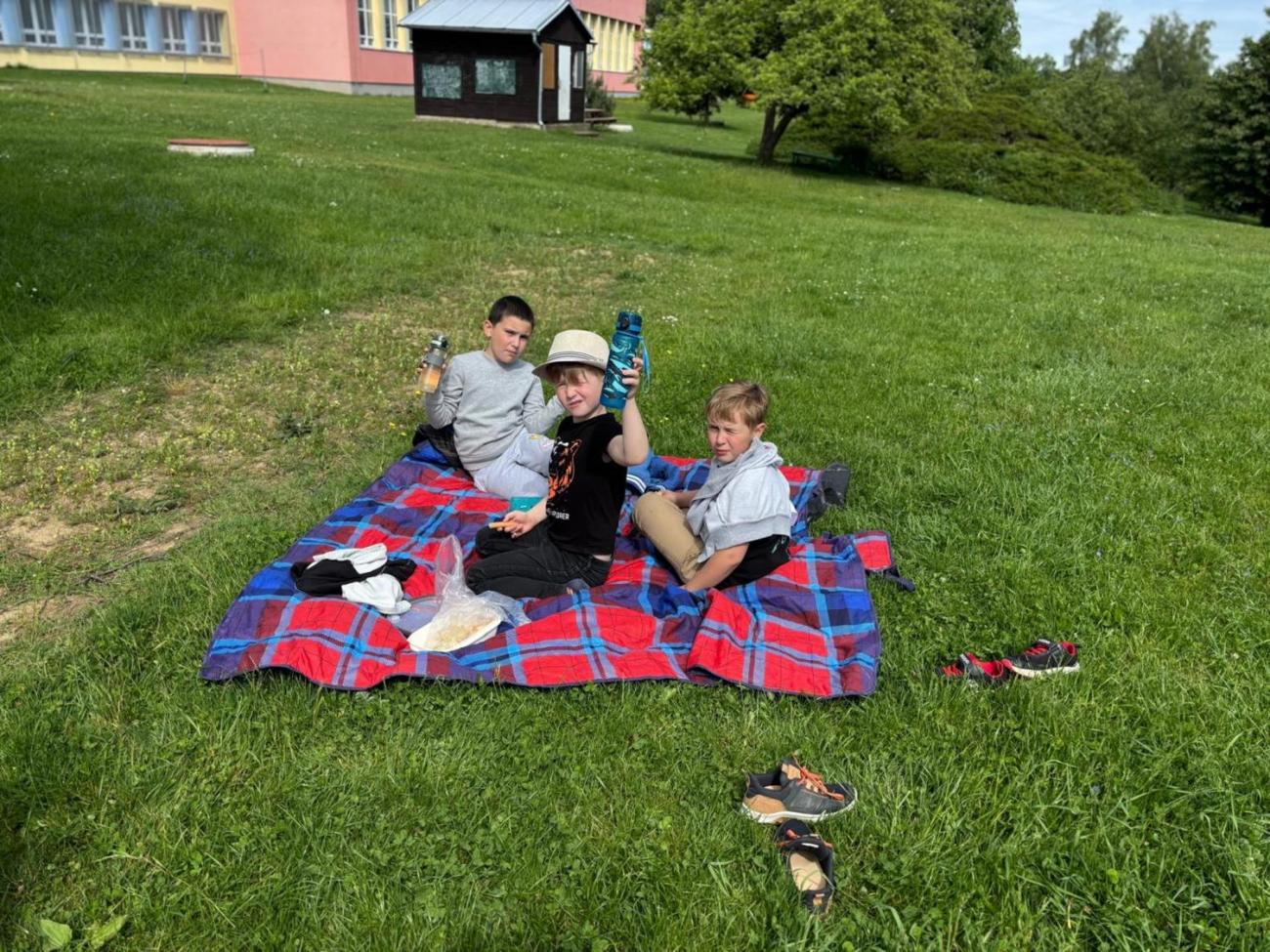 Třídní piknik na školní zahradě  1.B