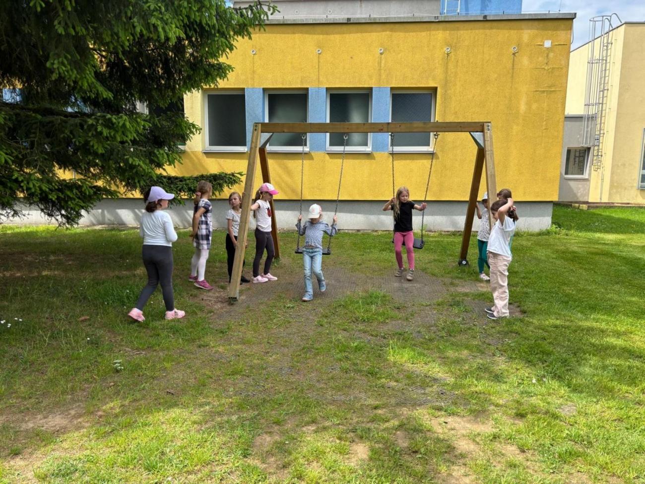 Třídní piknik na školní zahradě  1.B