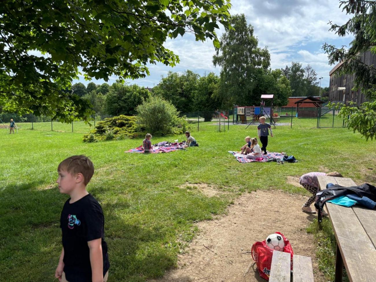 Třídní piknik na školní zahradě  1.B