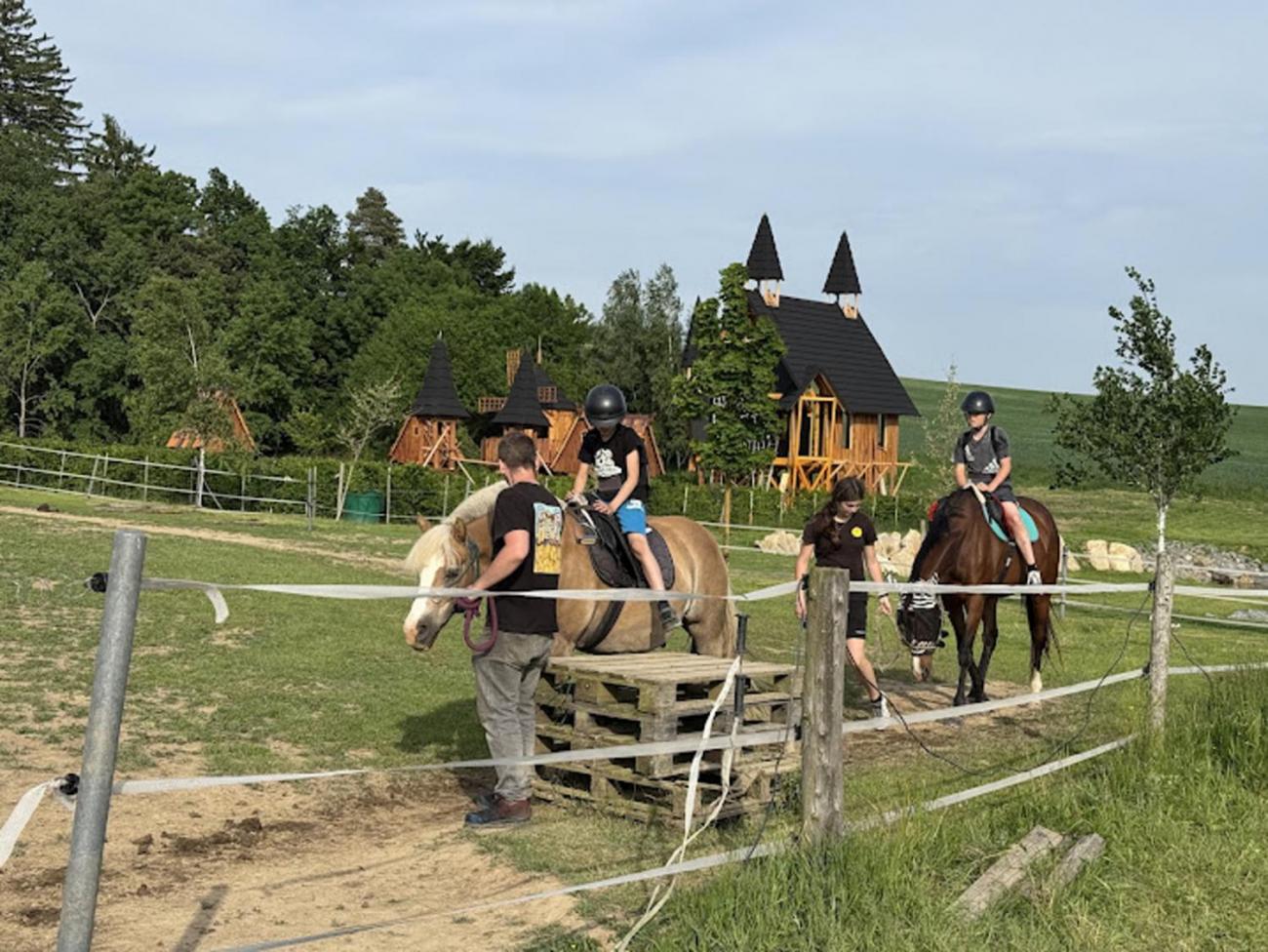 Školní výlet do outdoorového resortu Březová  5.A a 5.B