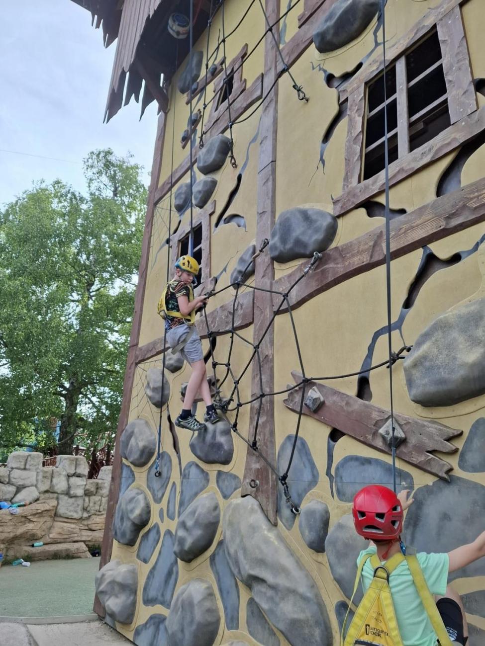 Školní výlet do outdoorového resortu Březová  5.A a 5.B