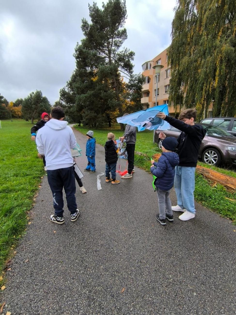 Společné pouštění draků 1.A a 9.A