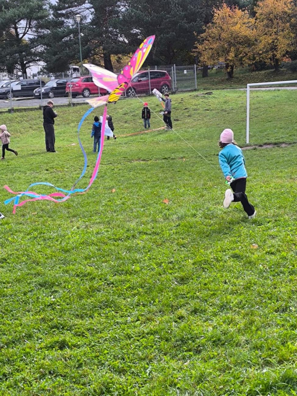 Společné pouštění draků 1.A a 9.A