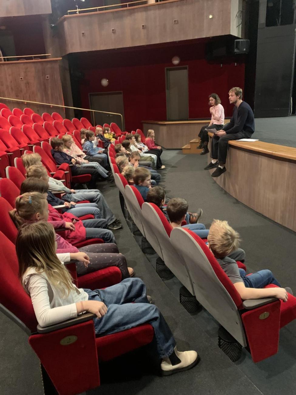 Poprvé v divadle  3.B