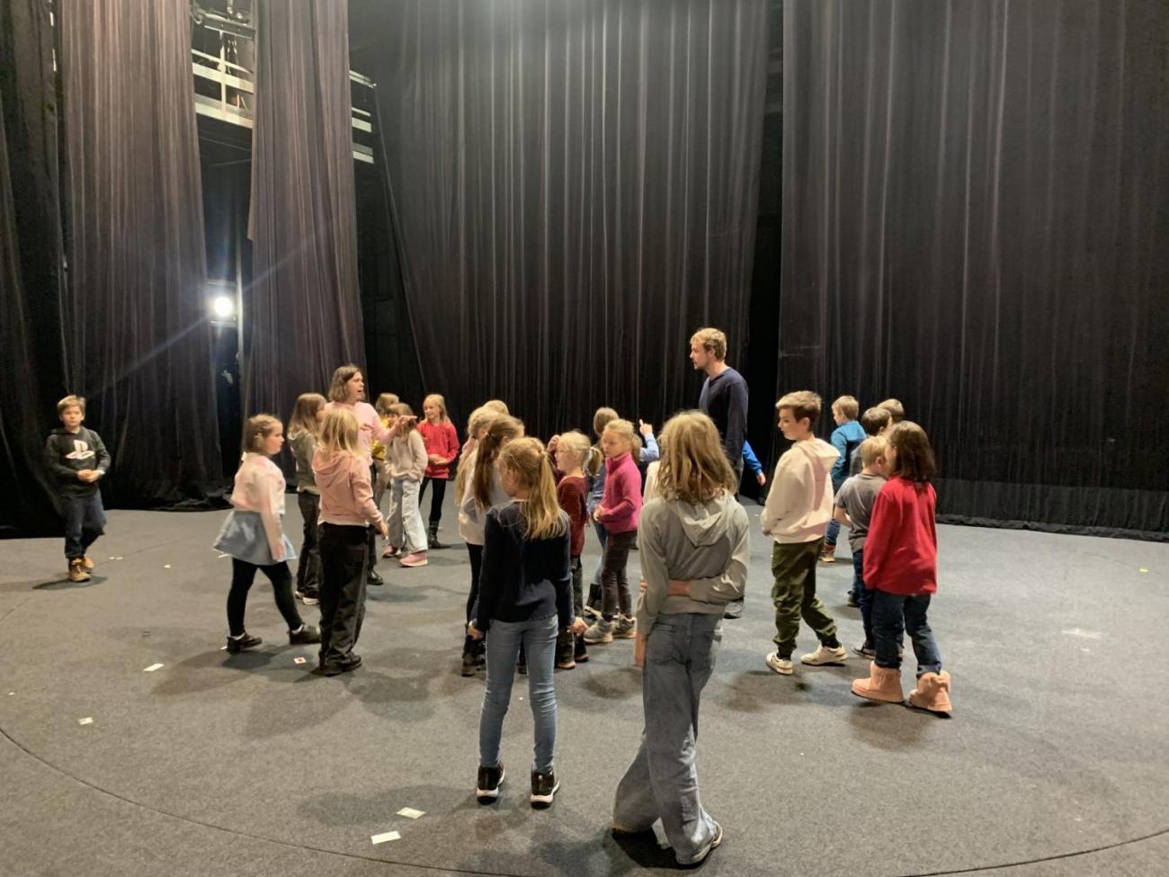 Poprvé v divadle  3.B