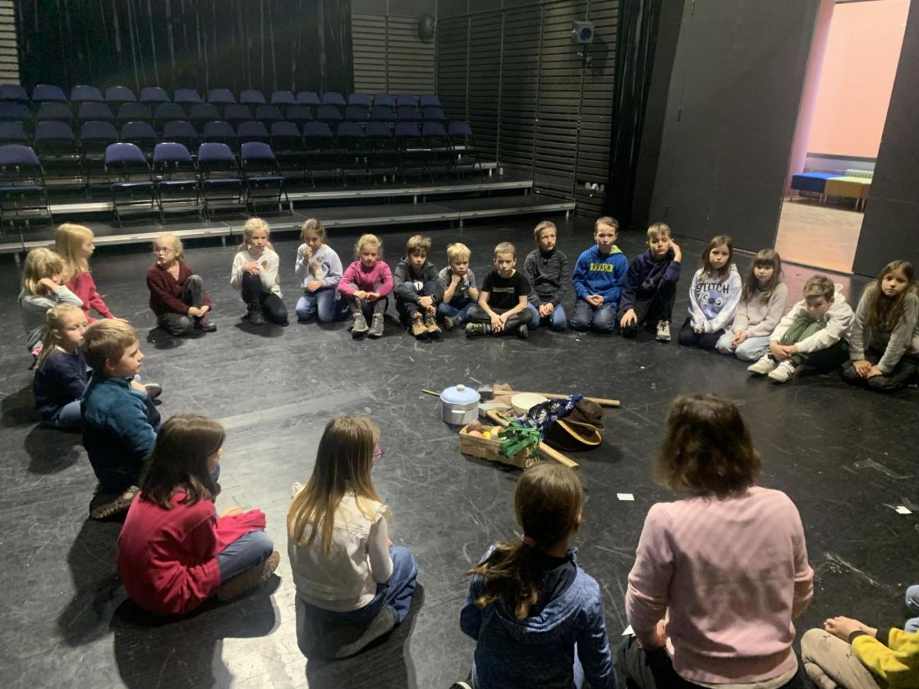 Poprvé v divadle  3.B