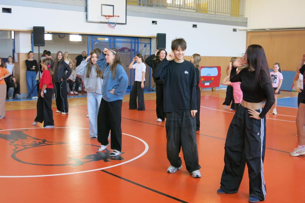 Vystoupení v tělocvičně v rámci 32. Veletrhu zdraví