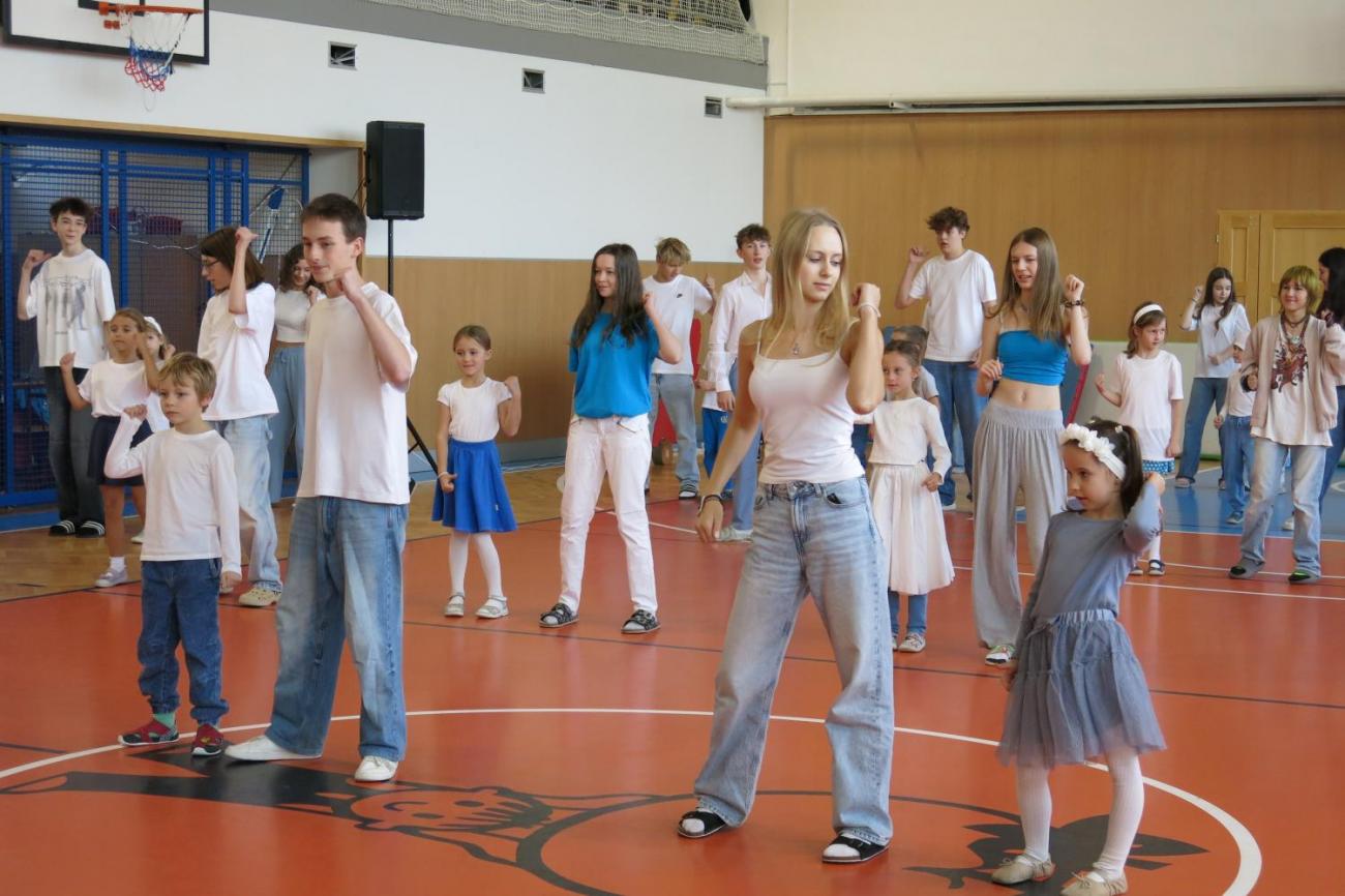 Vystoupení v tělocvičně v rámci 32. Veletrhu zdraví