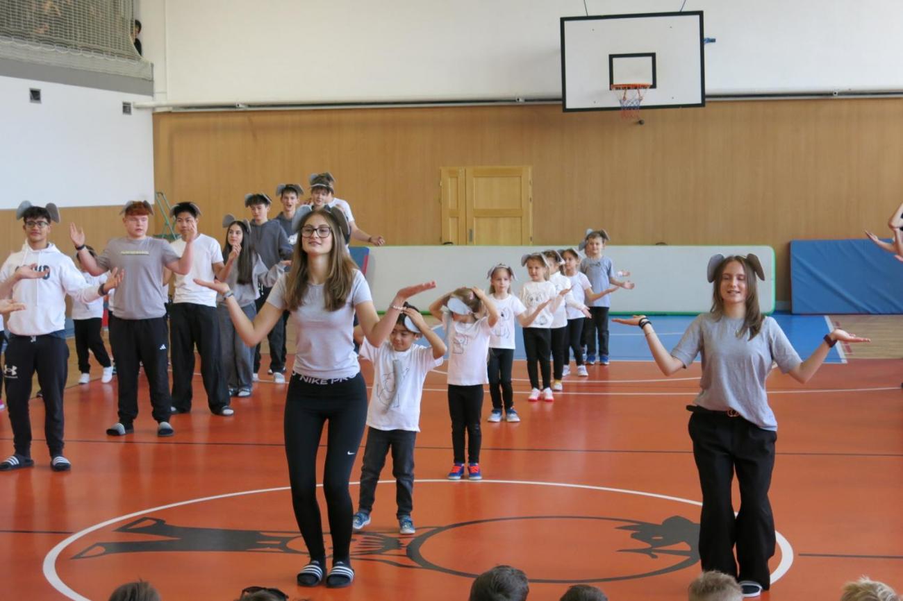 Vystoupení v tělocvičně v rámci 32. Veletrhu zdraví