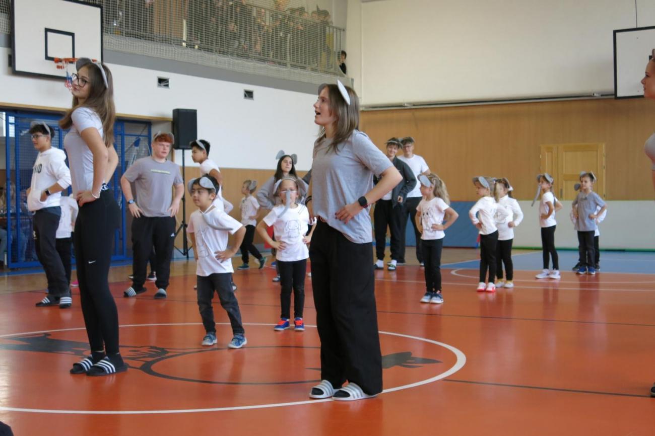 Vystoupení v tělocvičně v rámci 32. Veletrhu zdraví