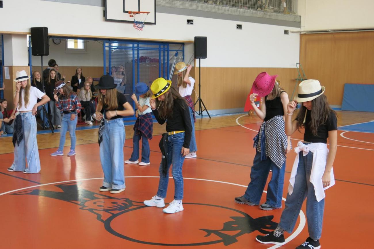 Vystoupení v tělocvičně v rámci 32. Veletrhu zdraví