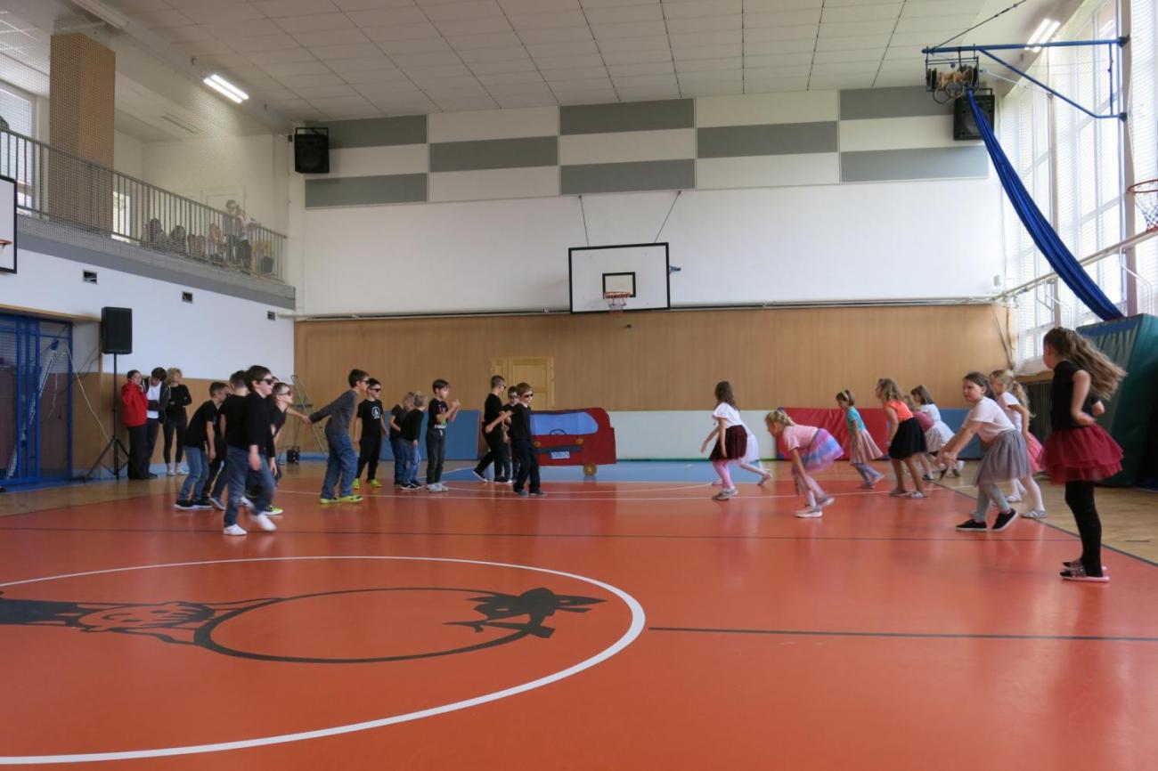 Vystoupení v tělocvičně v rámci 32. Veletrhu zdraví